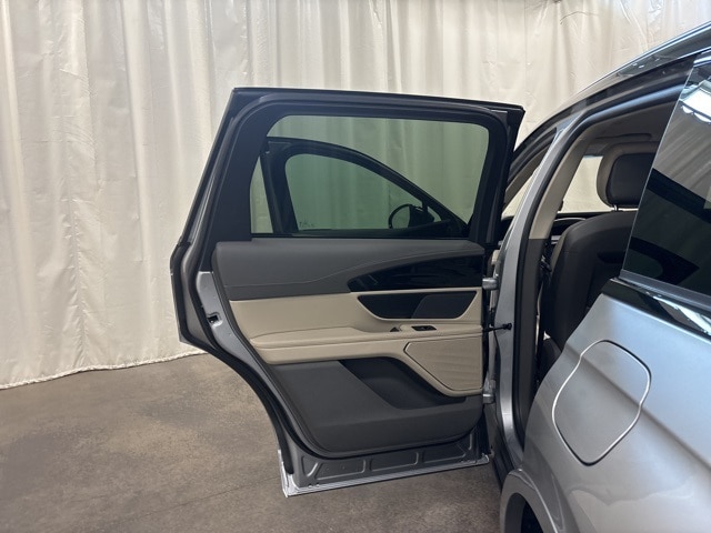 Vehicle Image 22