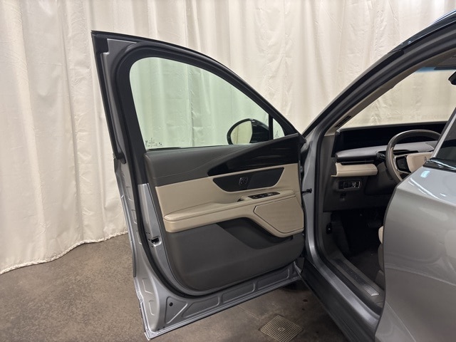 Vehicle Image 24