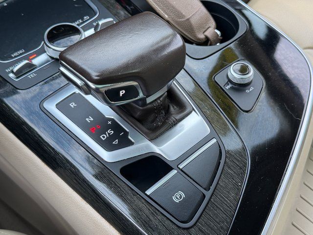 Used 2019 Carrara White Audi  image 21