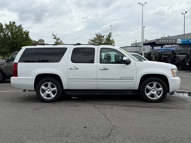 Used 2011 Summit White Chevrolet  image 11