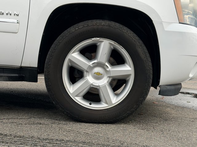 Used 2011 Summit White Chevrolet  image 12