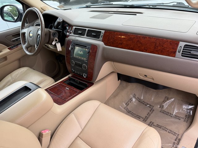 Used 2011 Summit White Chevrolet  image 13