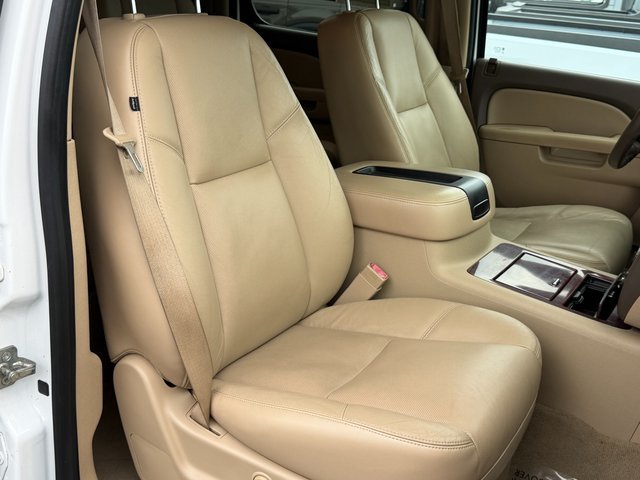 Used 2011 Summit White Chevrolet  image 15