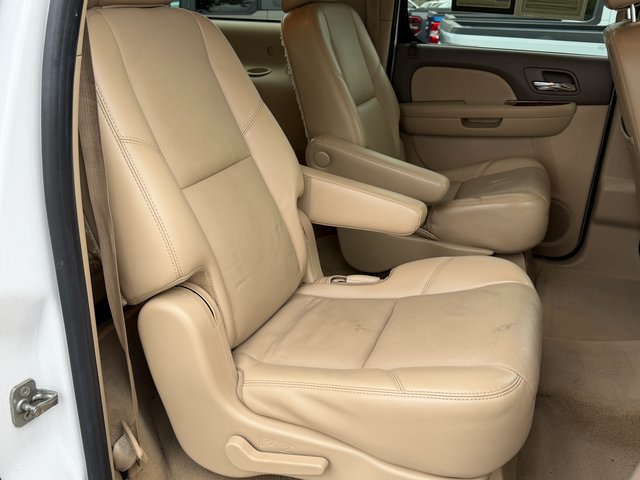 Used 2011 Summit White Chevrolet  image 17
