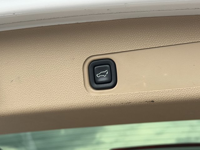 Used 2011 Summit White Chevrolet  image 22