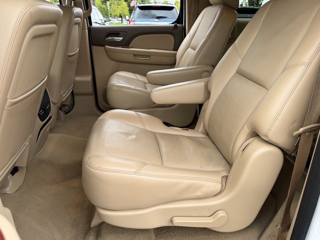 Used 2011 Summit White Chevrolet  image 24