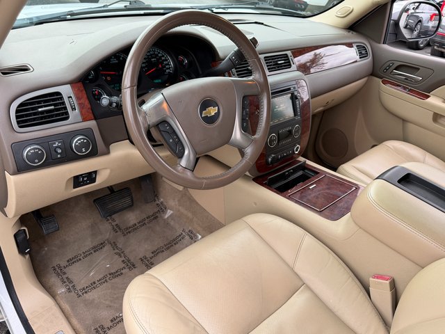 Used 2011 Summit White Chevrolet  image 25