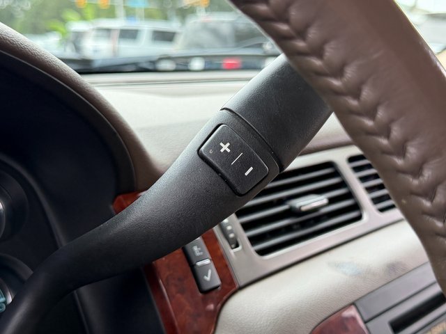 Used 2011 Summit White Chevrolet  image 32