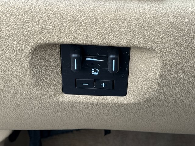 Used 2011 Summit White Chevrolet  image 37
