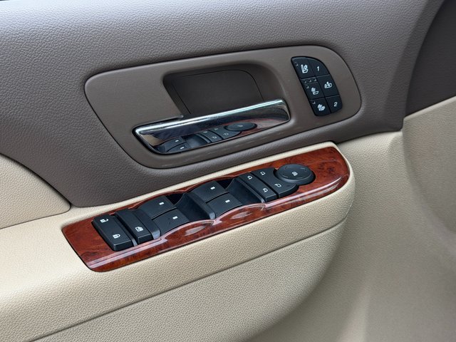 Used 2011 Summit White Chevrolet  image 38