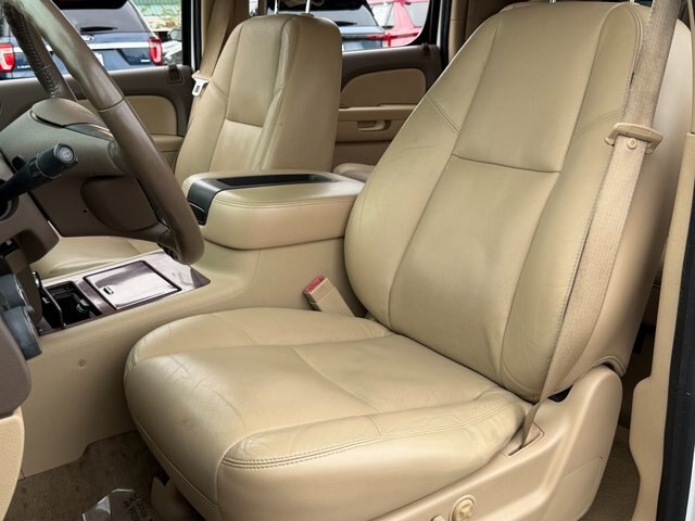 Used 2011 Summit White Chevrolet  image 8