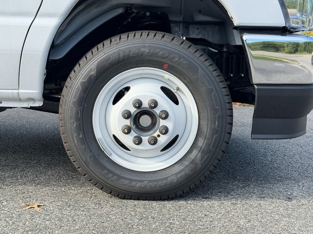 New 2027 Oxford White Ford 12' DURACUBE image 42