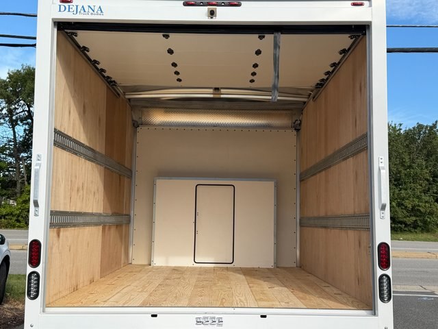 New 2027 Oxford White Ford 12' DURACUBE image 38