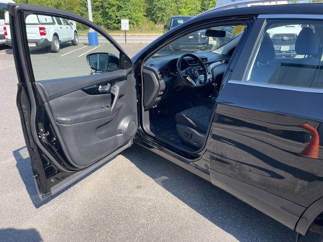 Used 2017 Magnetic Black Nissan  image 11