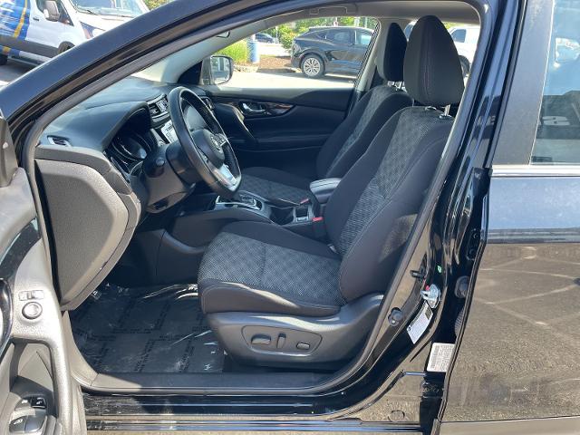 Used 2017 Magnetic Black Nissan  image 12