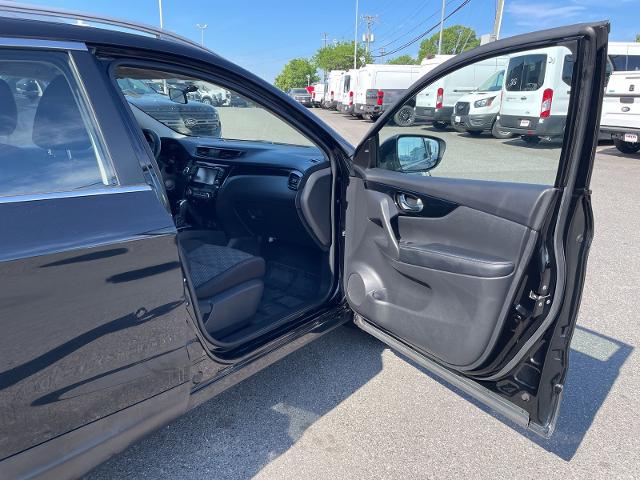 Used 2017 Magnetic Black Nissan  image 14