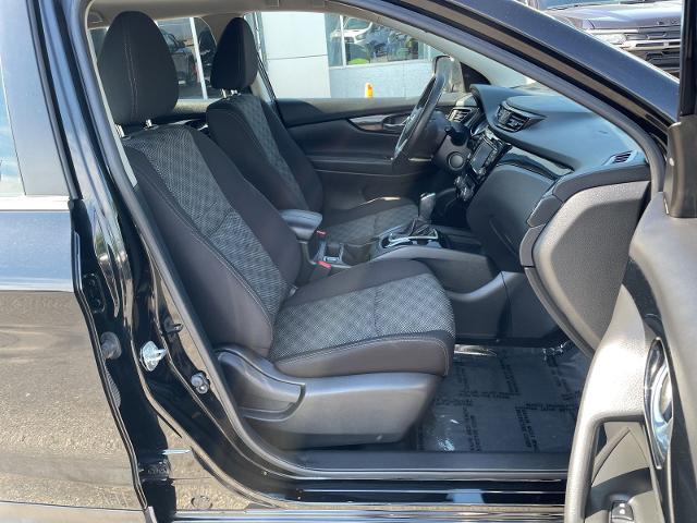 Used 2017 Magnetic Black Nissan  image 15