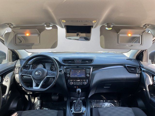 Used 2017 Magnetic Black Nissan  image 3