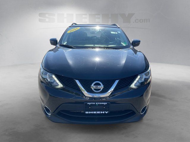 Used 2017 Magnetic Black Nissan  image 9