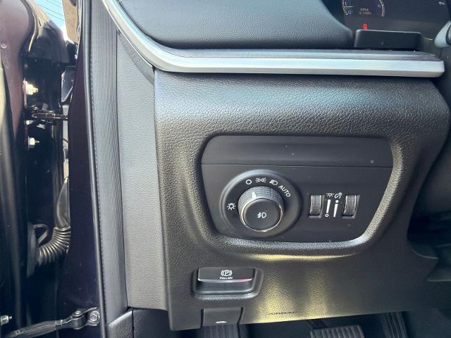 Used 2023 Ember Pearlcoat Jeep  image 22