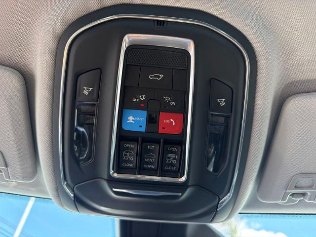 Used 2023 Ember Pearlcoat Jeep  image 30