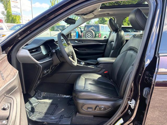 Used 2023 Ember Pearlcoat Jeep  image 9