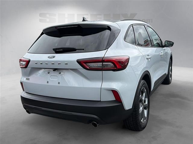 Used 2025  Ford  image 13