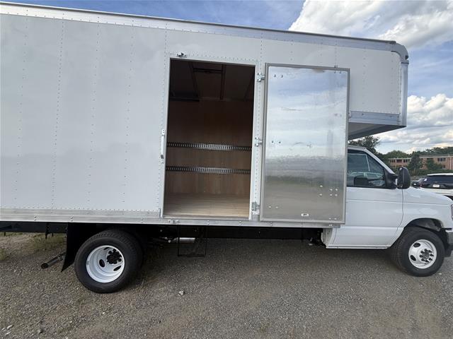 New 2027 Oxford White Ford  image 44
