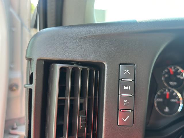 Used 2016 Summit White Chevrolet  image 16