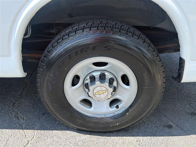 Used 2016 Summit White Chevrolet  image 17