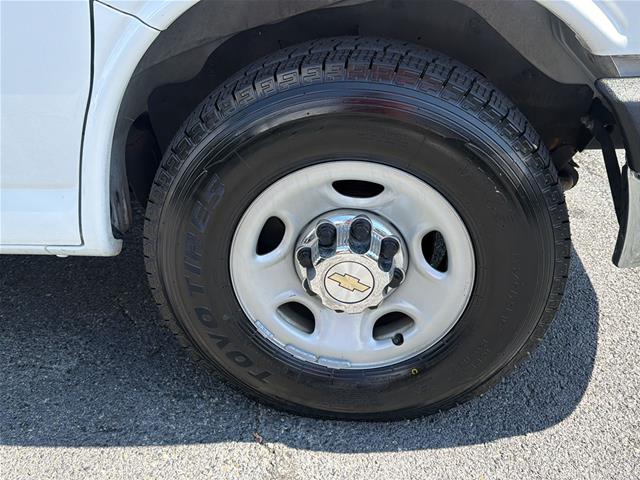 Used 2016 Summit White Chevrolet  image 18