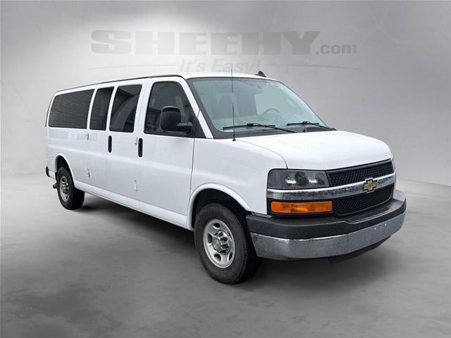 Used 2016 Summit White Chevrolet  image 2