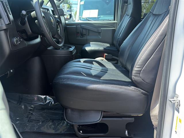 Used 2016 Summit White Chevrolet  image 7