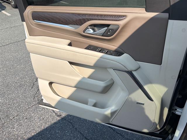 Used 2023 White Frost Tri-Coat GMC  image 19