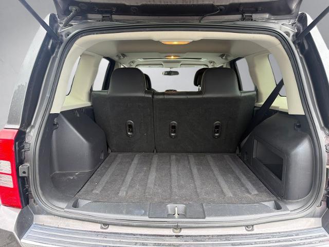 Used 2016 Crystal Metallic Jeep  image 20
