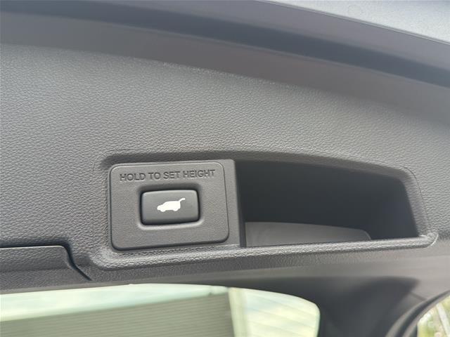 Used 2025 Platinum White Pearl Acura  image 28