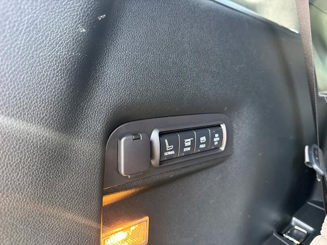 Used 2018 White Platinum Clearcoat Metallic Ford  image 26