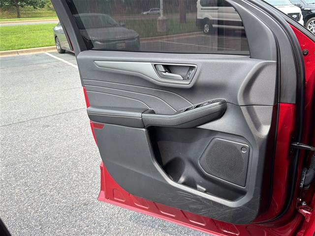 Used 2025 Rapid Red Metallic Tinted Clearcoat Ford  image 24