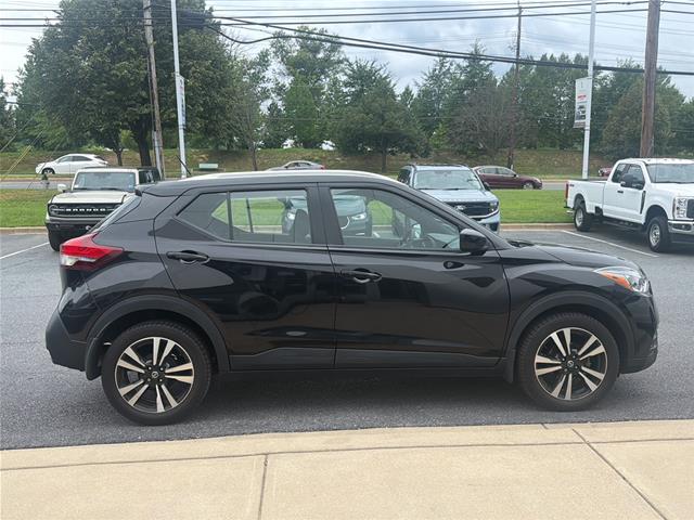 Used 2018 Super Black Nissan  image 2