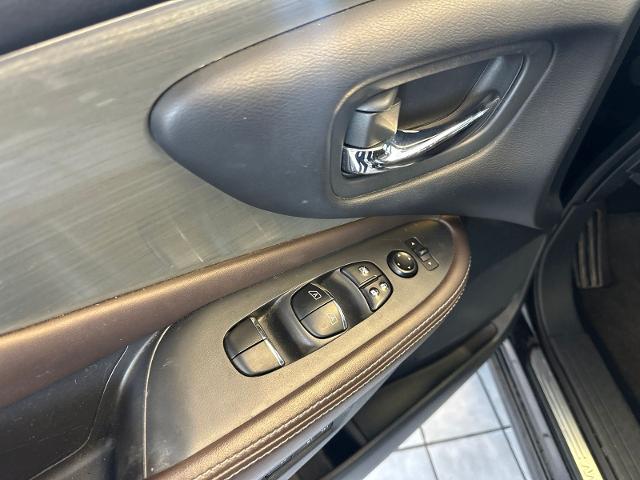 Used 2015 Magnetic Black Nissan  image 21
