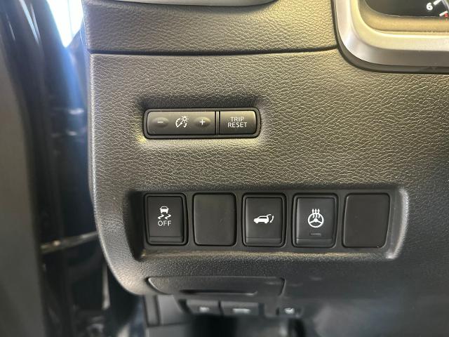 Used 2015 Magnetic Black Nissan  image 23