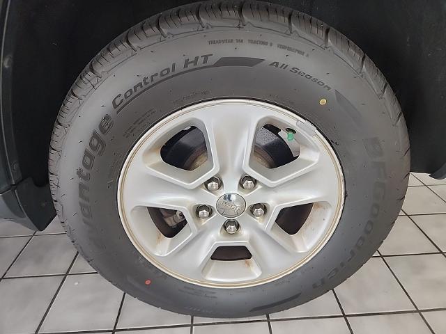 Used 2014 Granite Crystal Clearcoat Metallic Jeep  image 25