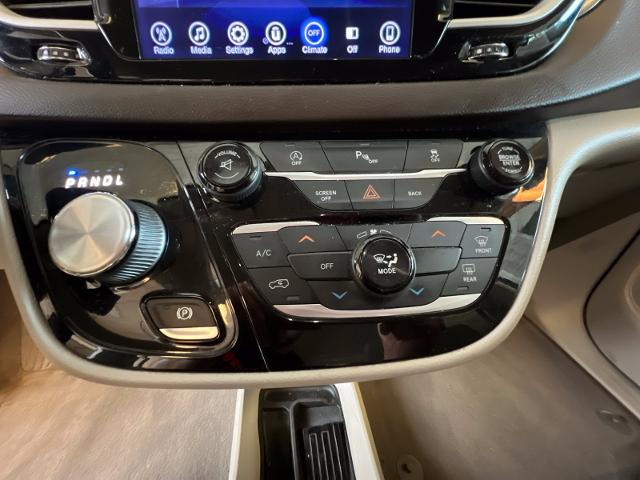 Used 2017 Brilliant Black Crystal Pearlcoat Chrysler  image 11