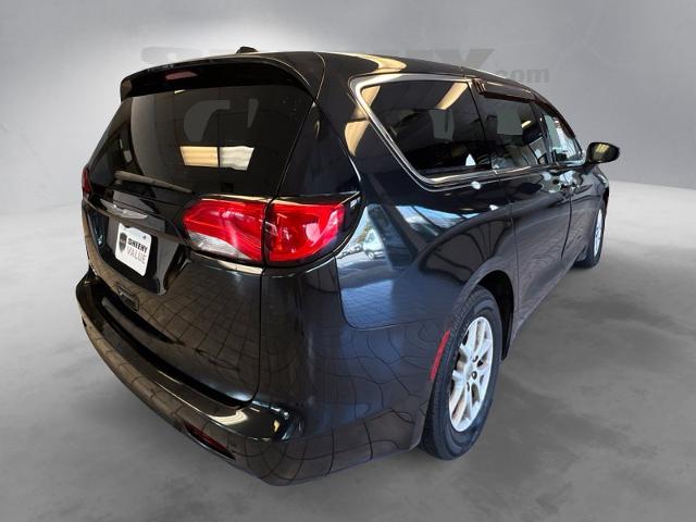 Used 2017 Brilliant Black Crystal Pearlcoat Chrysler  image 12
