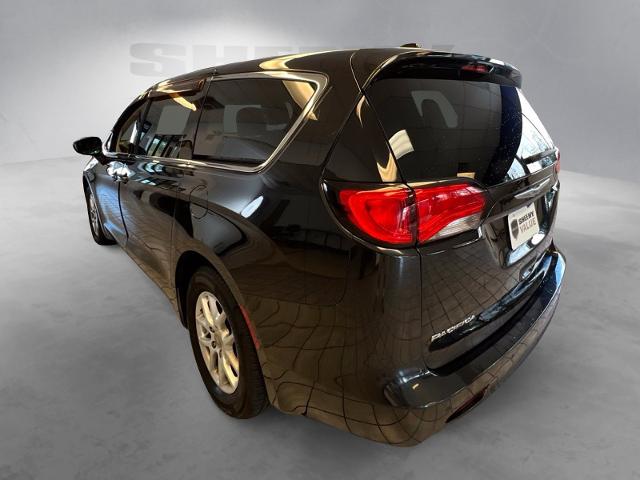 Used 2017 Brilliant Black Crystal Pearlcoat Chrysler  image 15