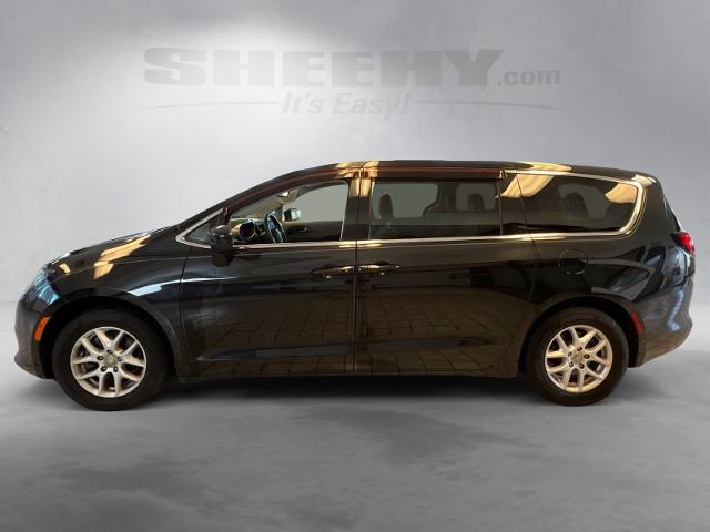 Used 2017 Brilliant Black Crystal Pearlcoat Chrysler  image 16