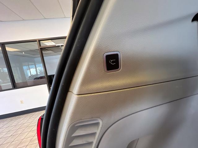Used 2017 Brilliant Black Crystal Pearlcoat Chrysler  image 25