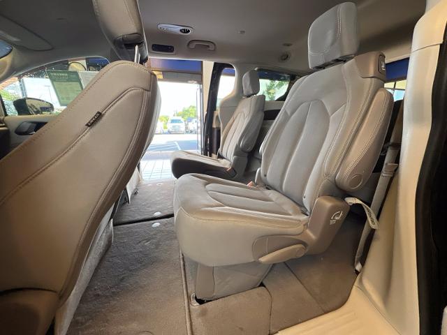 Used 2017 Brilliant Black Crystal Pearlcoat Chrysler  image 7