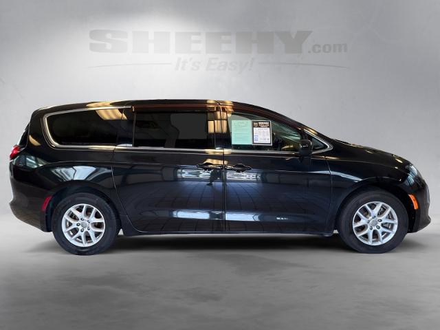Used 2017 Brilliant Black Crystal Pearlcoat Chrysler  image 9