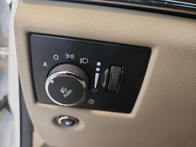 Used 2014 Bright White Clearcoat Jeep  image 21